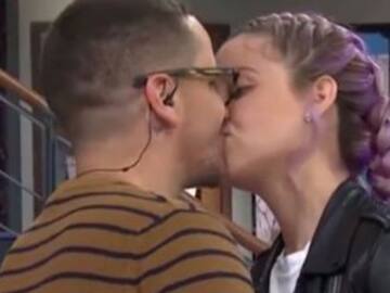 Natasha Dupeyrón le roba tremendo beso a conductor de hoy