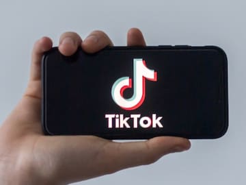 CÓMO CAMBIAR EL FONDO DE LOS VÍDEOS EN TIKTOK PASO A PASO