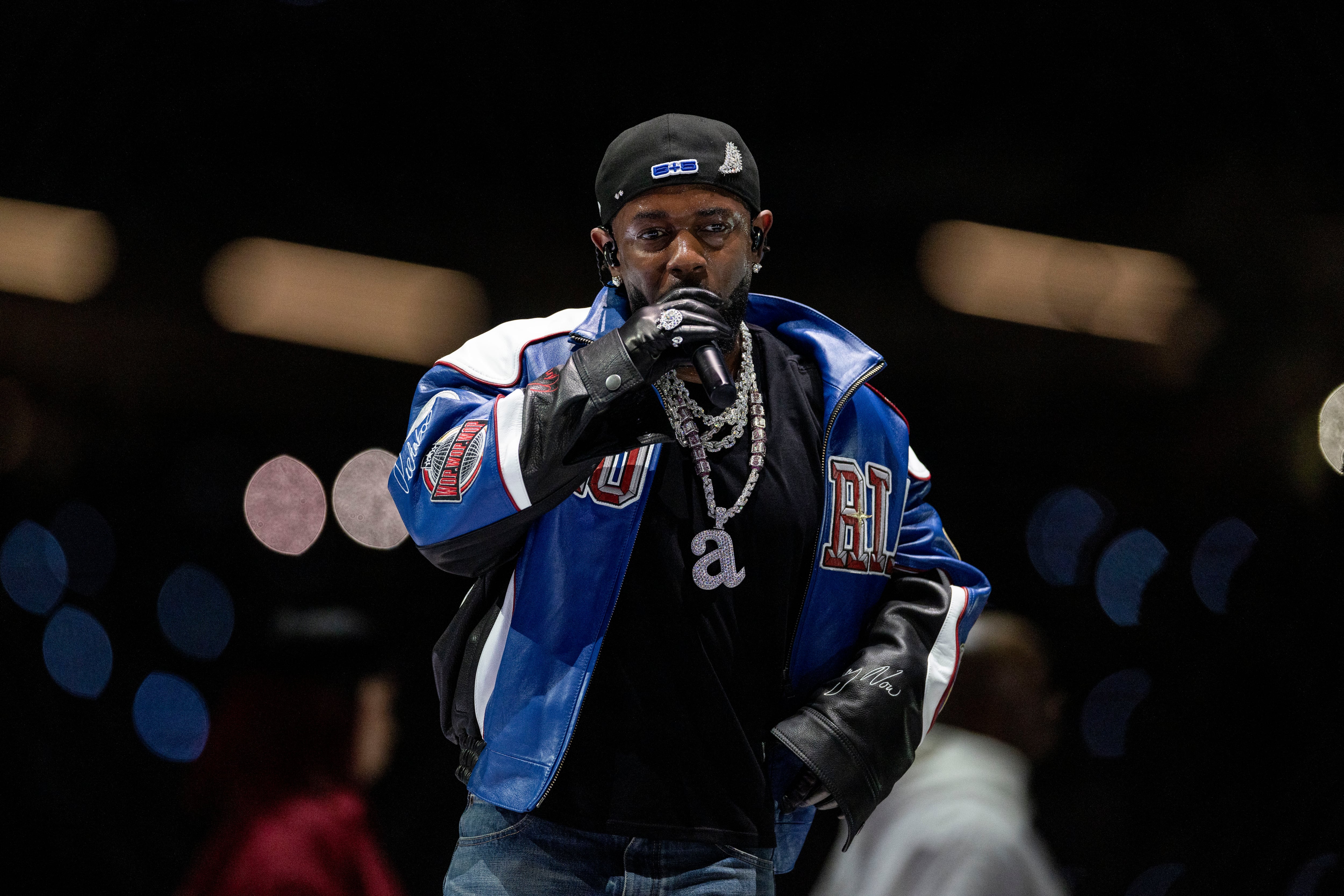 Kendrick Lamar durante su actuación en la Super Bowl con el colgante de la &quot;a minúscula&quot;