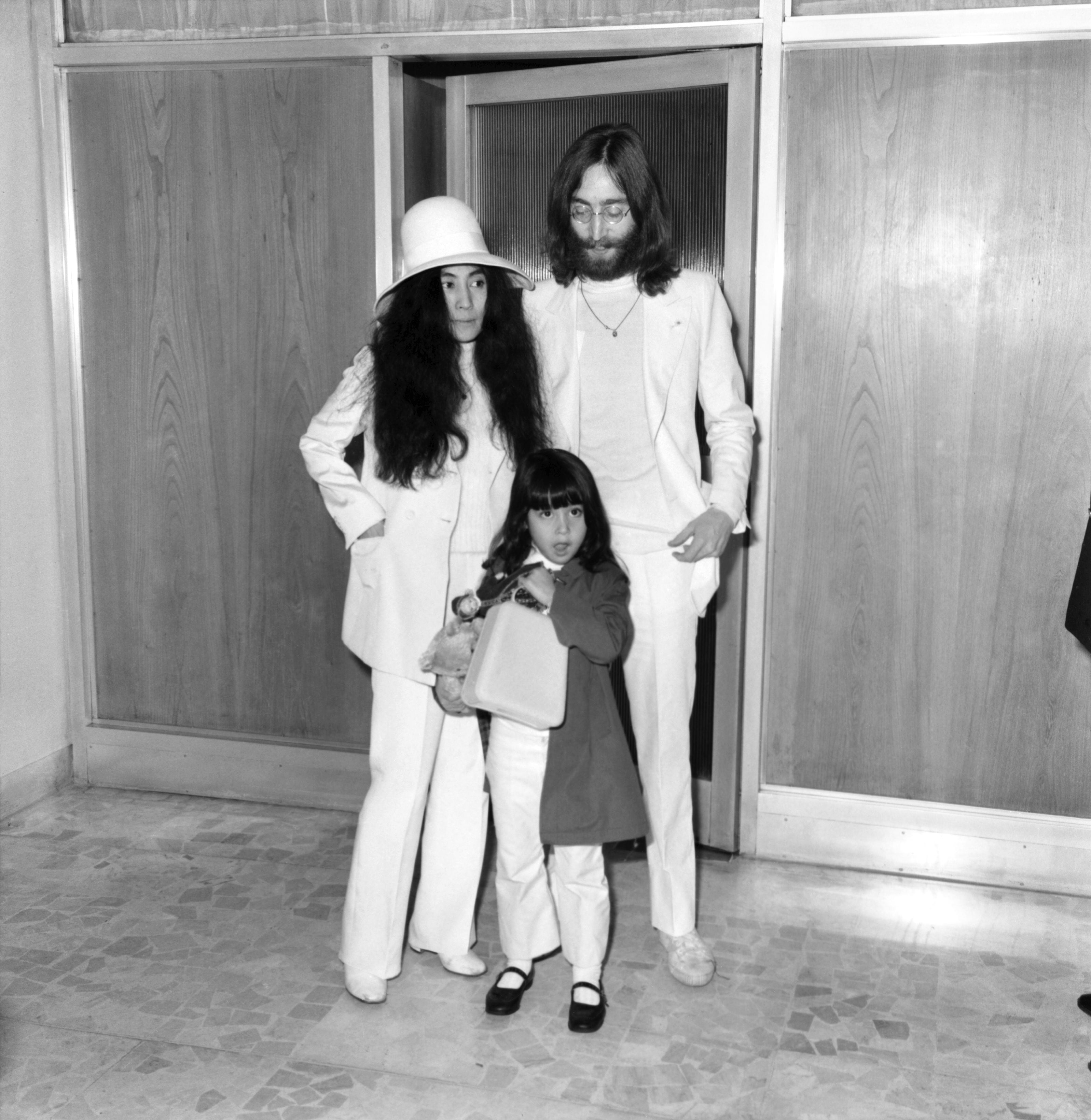 John Lennon, Yoko Ono y Kyoko, en 1969.