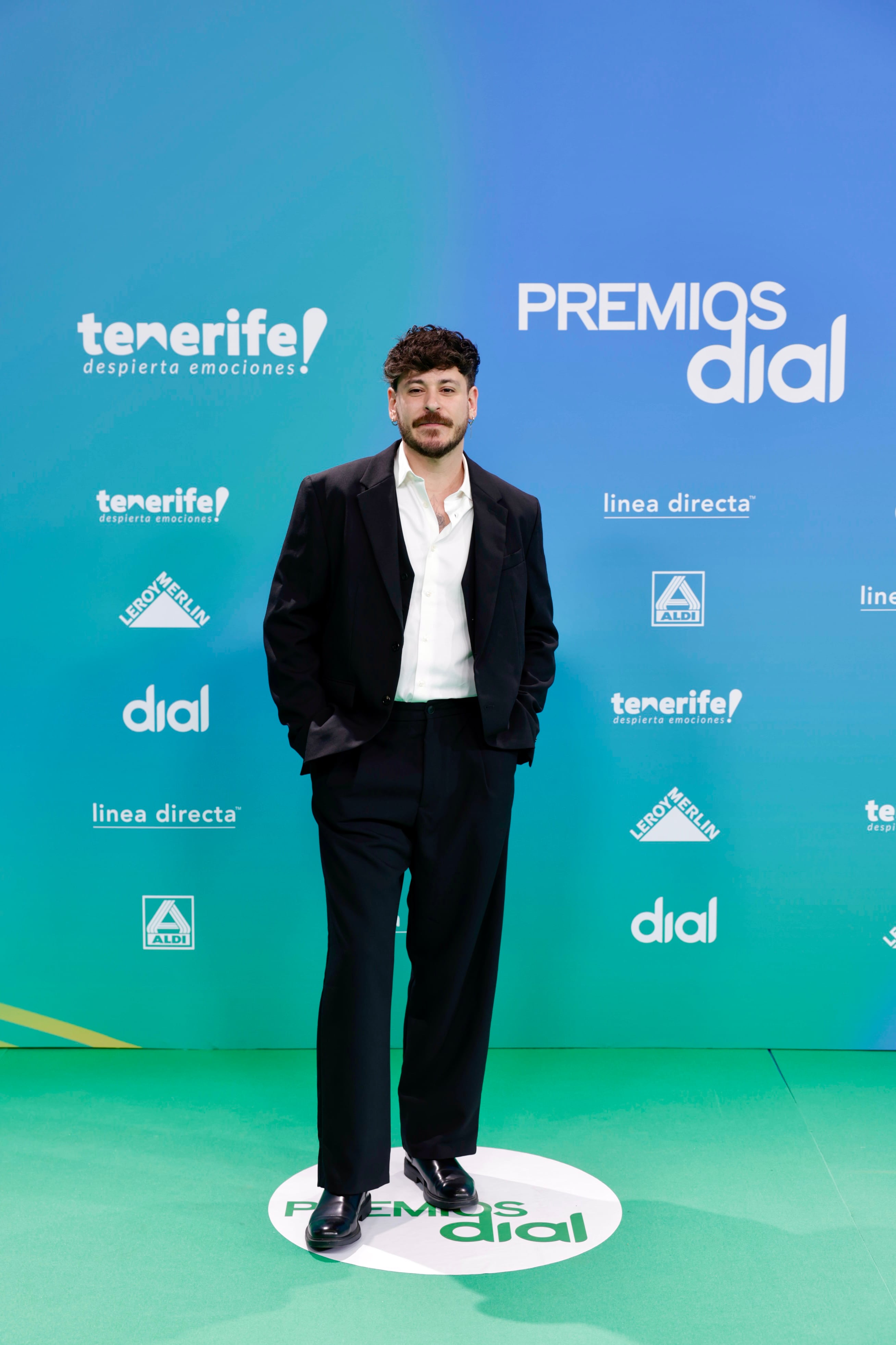 Traje negro con camisa blanca, un básico efectivo muy repetido en la alfombra. Cepeda se ha apuntado a este clásico.
