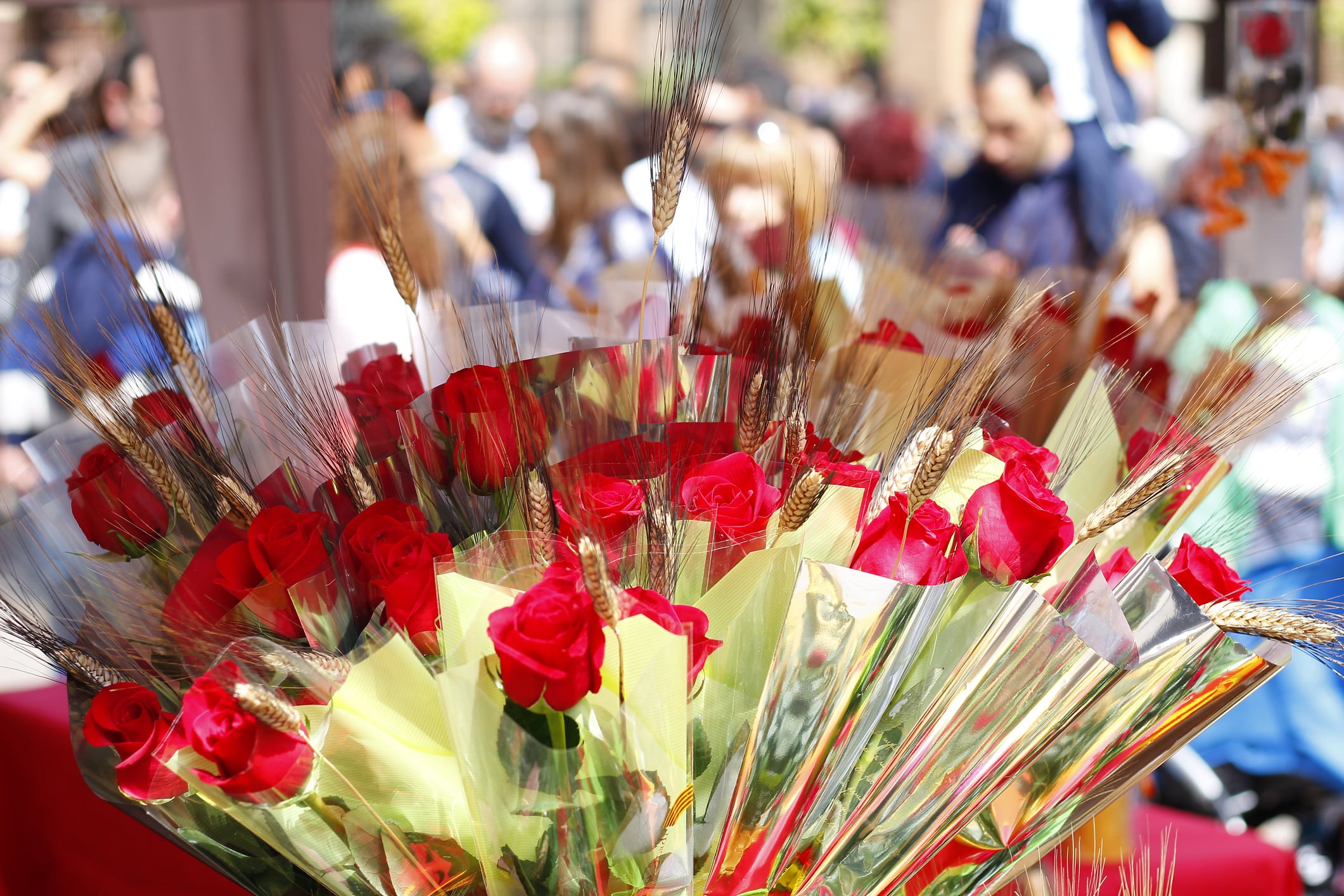 Puestos de flores por el Día de Sant Jordi en Cataluña