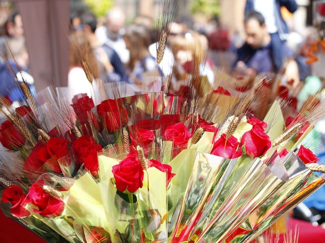 Puestos de flores por el Día de Sant Jordi en Cataluña