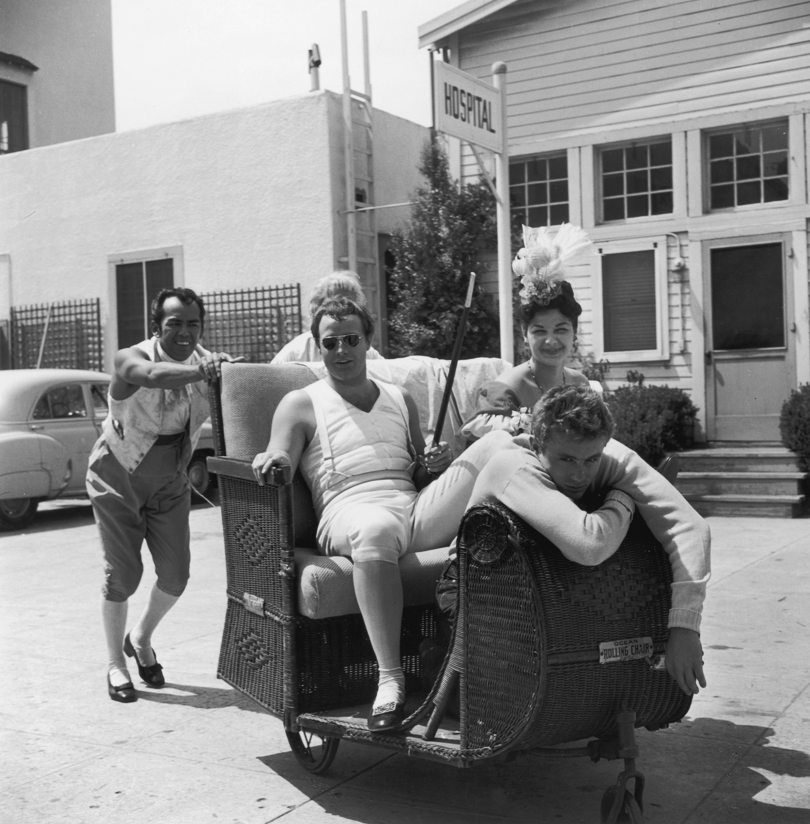 Marlon Brandon y James Dean (ambos sobre el vehículo) en 1954.