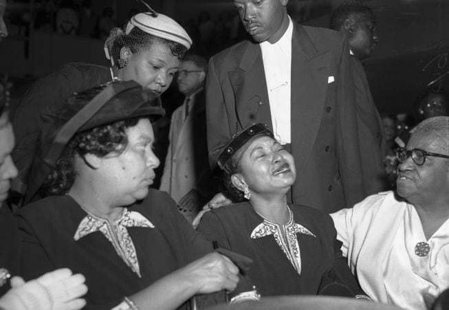 La madre de Emmett Till en el funeral de su hijo, 1955.