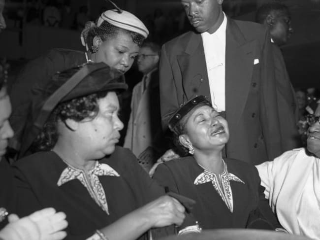 La madre de Emmett Till en el funeral de su hijo, 1955.