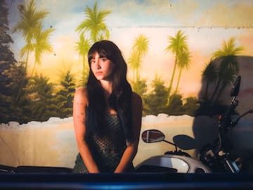 Todos los dardos que lanza Aitana a Sebastian Yatra en el videoclip de '6 de febrero': ¿Referencias a 'Akureyri' y Tini?