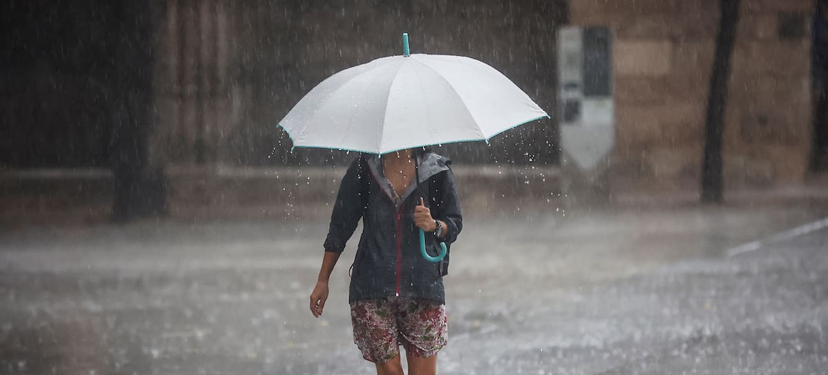 Una persona camina con un paraguas en Valencia, España.