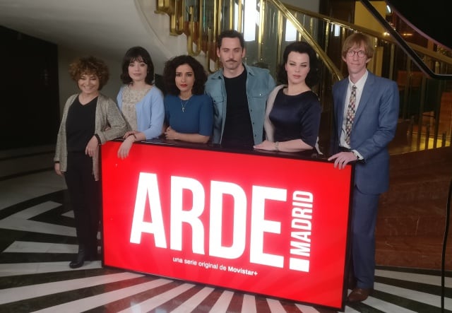 Paco León y Anna R. Costa junto a algunos de los actores de &#039;Arde Madrid&#039;