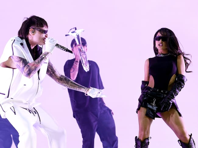 "Ella fue la primera mujer qué me brindó la mano en esta industria de la música y que se escuche fuerte el grito para la que ella un día me trajo como invitado especial", dijo cuando invitó al escenario a Becky G. Juntos cantaron ‘Chanel’.