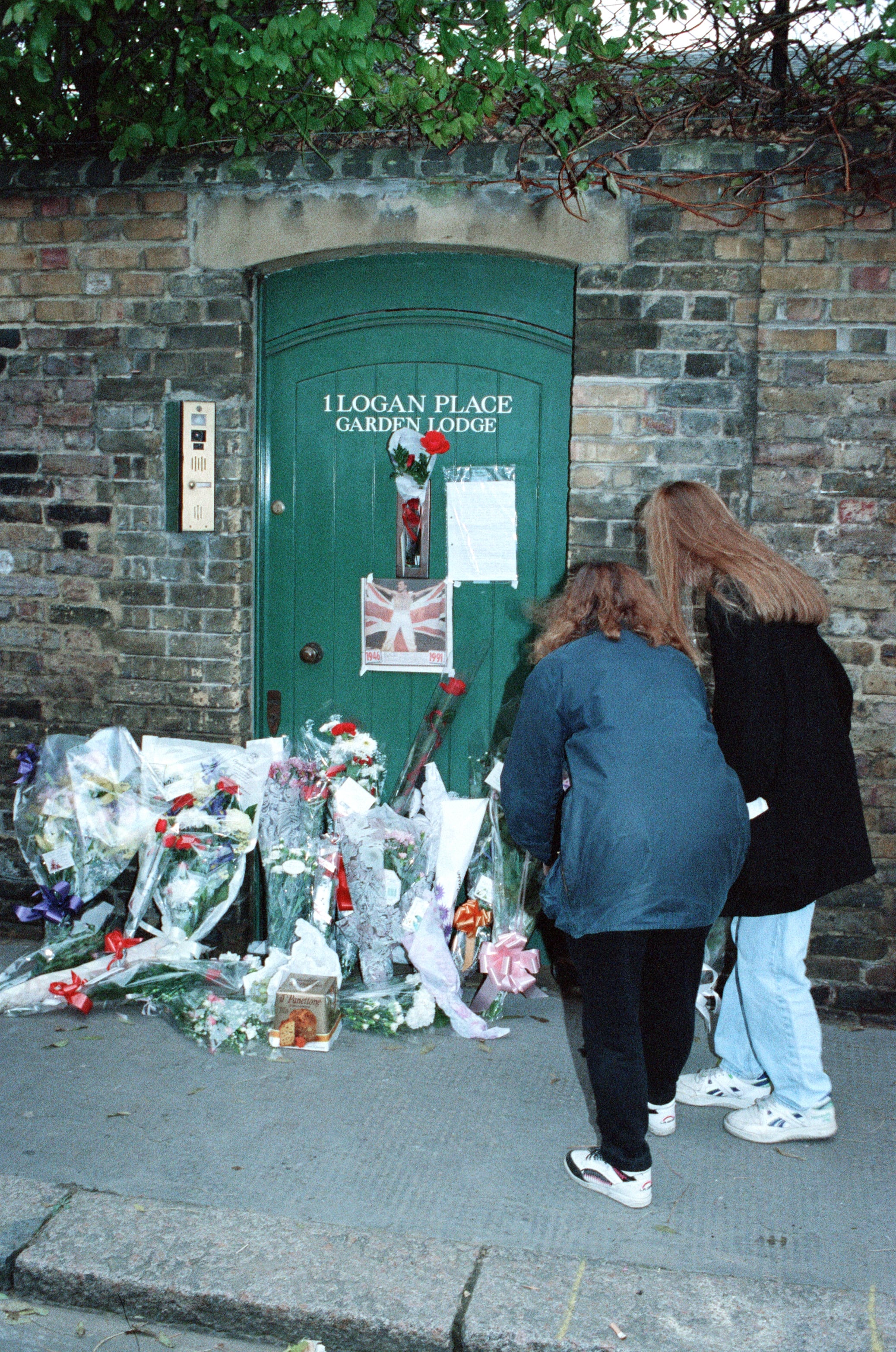 Fans depositan flores en la puerta de Garden Lodge, la mansión de Freddie Mercury situada en barrio londinense de Kensington.