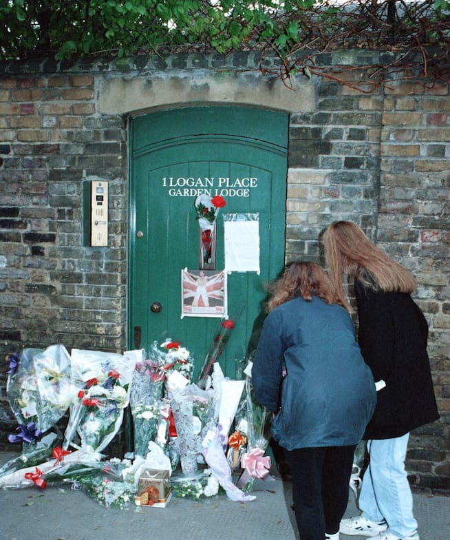 Fans depositan flores en la puerta de Garden Lodge, la mansión de Freddie Mercury situada en barrio londinense de Kensington.