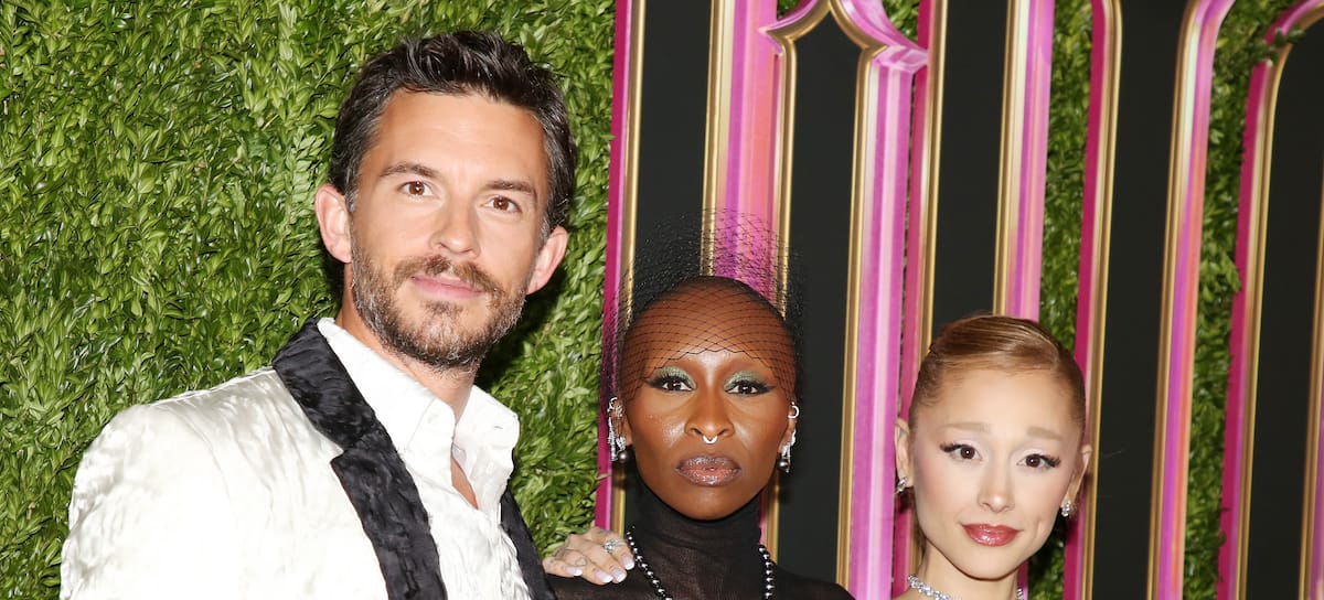 NUEVA YORK, NUEVA YORK - 14 DE NOVIEMBRE: (De izq. a der.) Jonathan Bailey, Cynthia Erivo y Ariana Grande posan en el Ozdust Ball, con motivo del estreno de "Wicked" en Nueva York, en el Museo de Arte Moderno el 14 de noviembre de 2024. (Foto de Bruce Glikas/WireImage)
