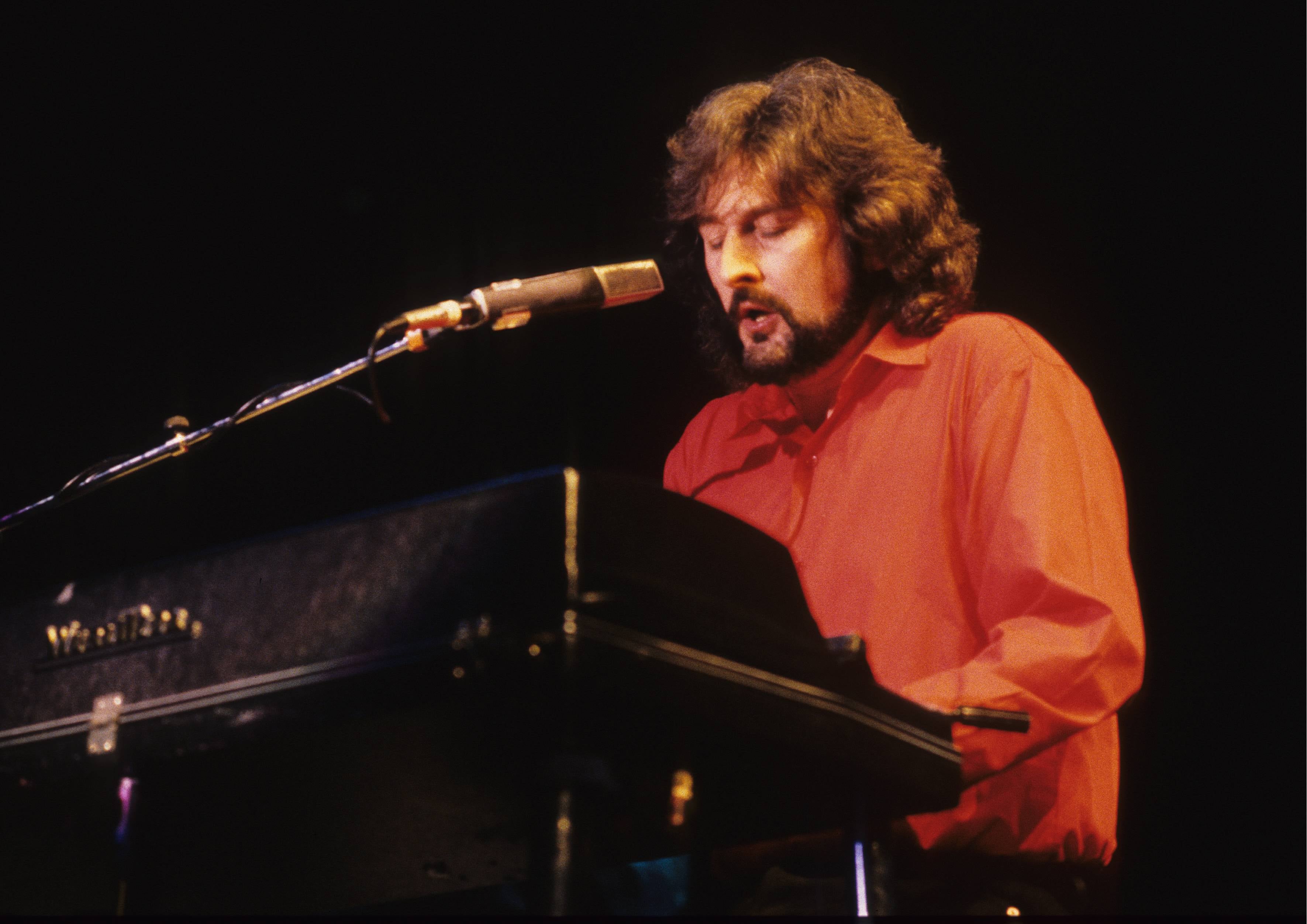 El cantante y músico Rick Davies, 1988