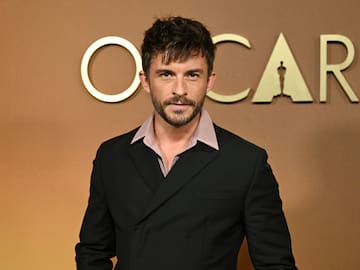 5 claves para entender por qué Jonathan Bailey es el hombre del momento