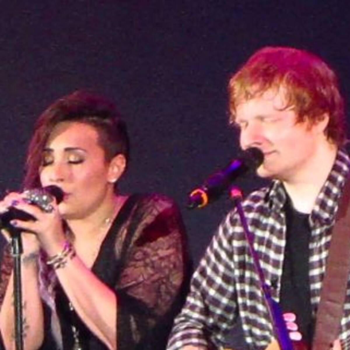 El beso entre Ed Sheeran y Demi Lovato