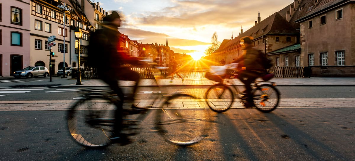 Ciclistas urbanos en la ciudad francesa de Estrasburgo.