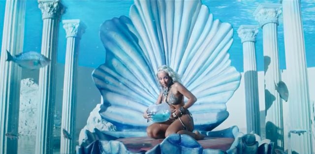 Doja Cat en una escena del videoclip de &#039;Del Mar&#039;.