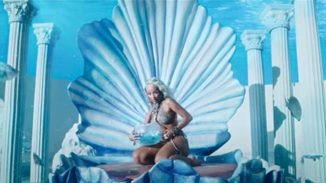 Doja Cat en una escena del videoclip de 'Del Mar'.