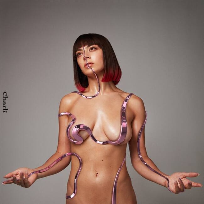 Portada de 'Charli', el tercer álbum de estudio de la británica