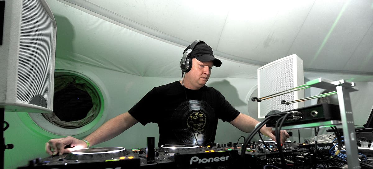 El DJ y productor DJ Dan (Daniel Wherrett) actuando en el escenario durante la primera noche de la 15.ª edición del Electric Daisy Carnival, celebrada en el Las Vegas Motor Speedway el 24 de junio de 2011 en Las Vegas, Nevada.