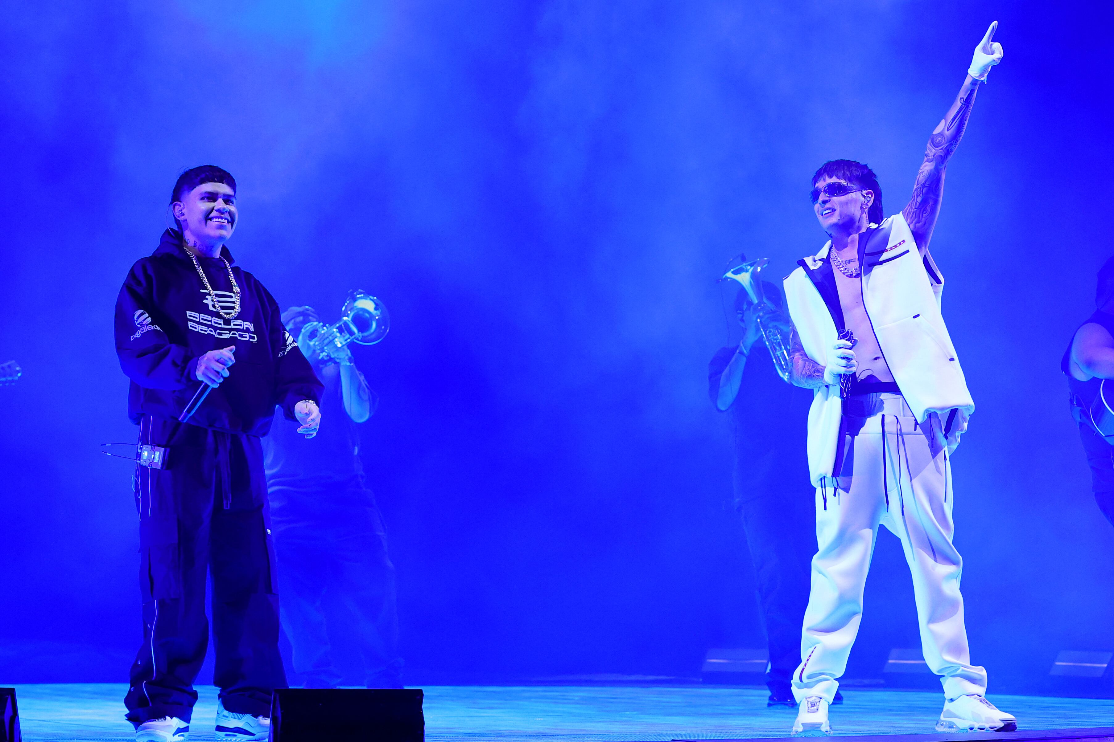 Otro de sus invitados fue su amigo Junior H con el que, en eta ocasión, interpretó El azul. Hubo un momento en el que el invitado perdió la voz, algo que le ha pasado en algunos de sus últimos conciertos y que tiene preocupados a sus seguidores.