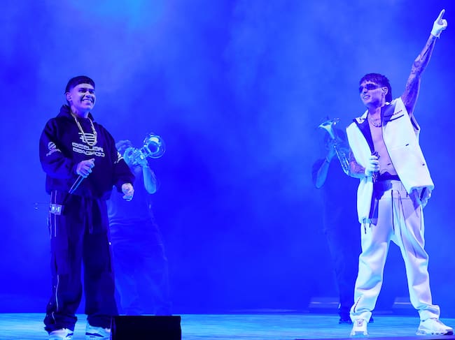 Otro de sus invitados fue su amigo Junior H con el que, en eta ocasión, interpretó El azul. Hubo un momento en el que el invitado perdió la voz, algo que le ha pasado en algunos de sus últimos conciertos y que tiene preocupados a sus seguidores.