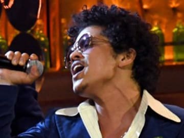 Bruno Mars viaja a los 70 con Silk Sonic en ‘Smokin Out The Window’, su nuevo tema