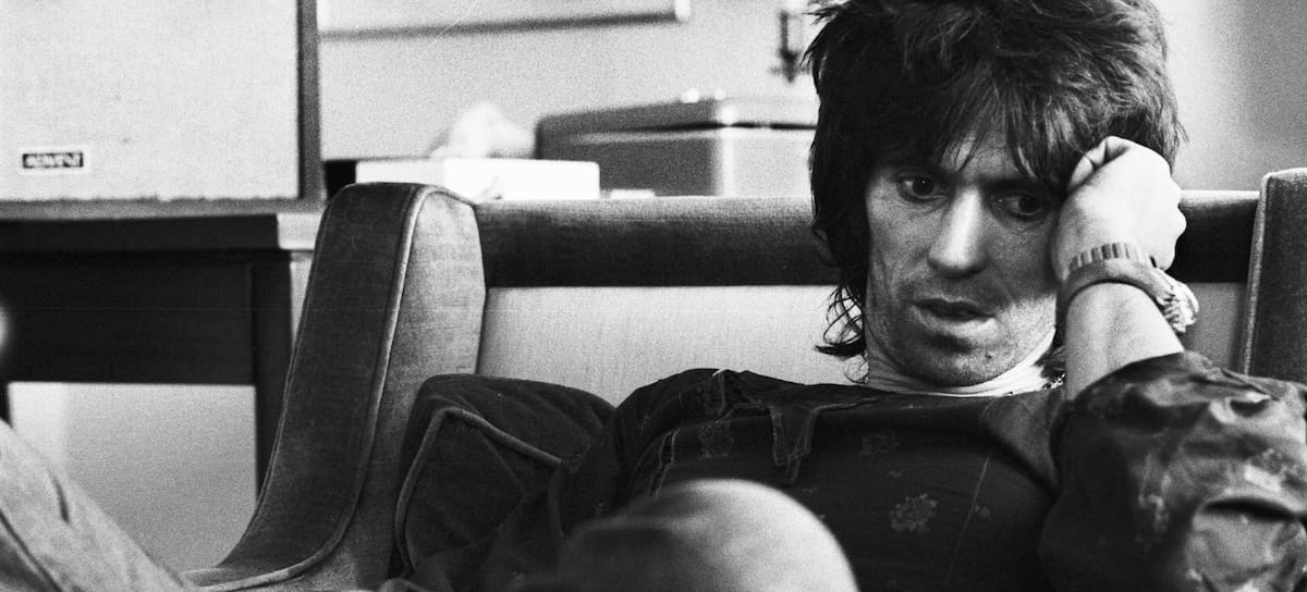 Keith Richards, de The Rolling Stones, fotografiado en un hotel de Bruselas el 6 de mayo de 1976, un mes antes de recibir la noticia del fallecimiento de su hijo Tara. (Photo by Gijsbert Hanekroot/Redferns)