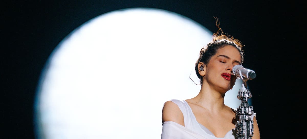 Rosalía actúa en el Kia Forum de los Ángeles durante el LUX Tour en junio de 2026
