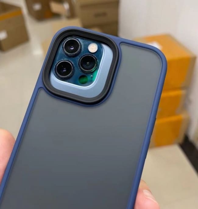 Funda del iPhone 13 en un iPhone 12.