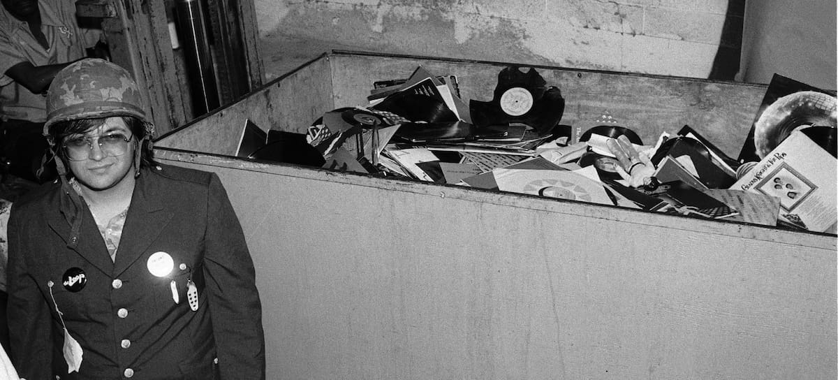 El DJ Steve Dahl, con el montón de discos preparados para hacerlos explotar.