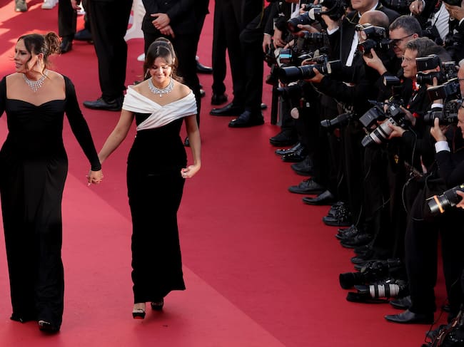 Karla Sofía Gascón y Selena Gomez en la alfombra de Cannes. Getty.
