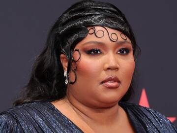 LIZZO LANZA NUEVOS MODELOS DE SU LÍNEA DE ROPA A BASE DE TWERK Y MUCHO GLITTER