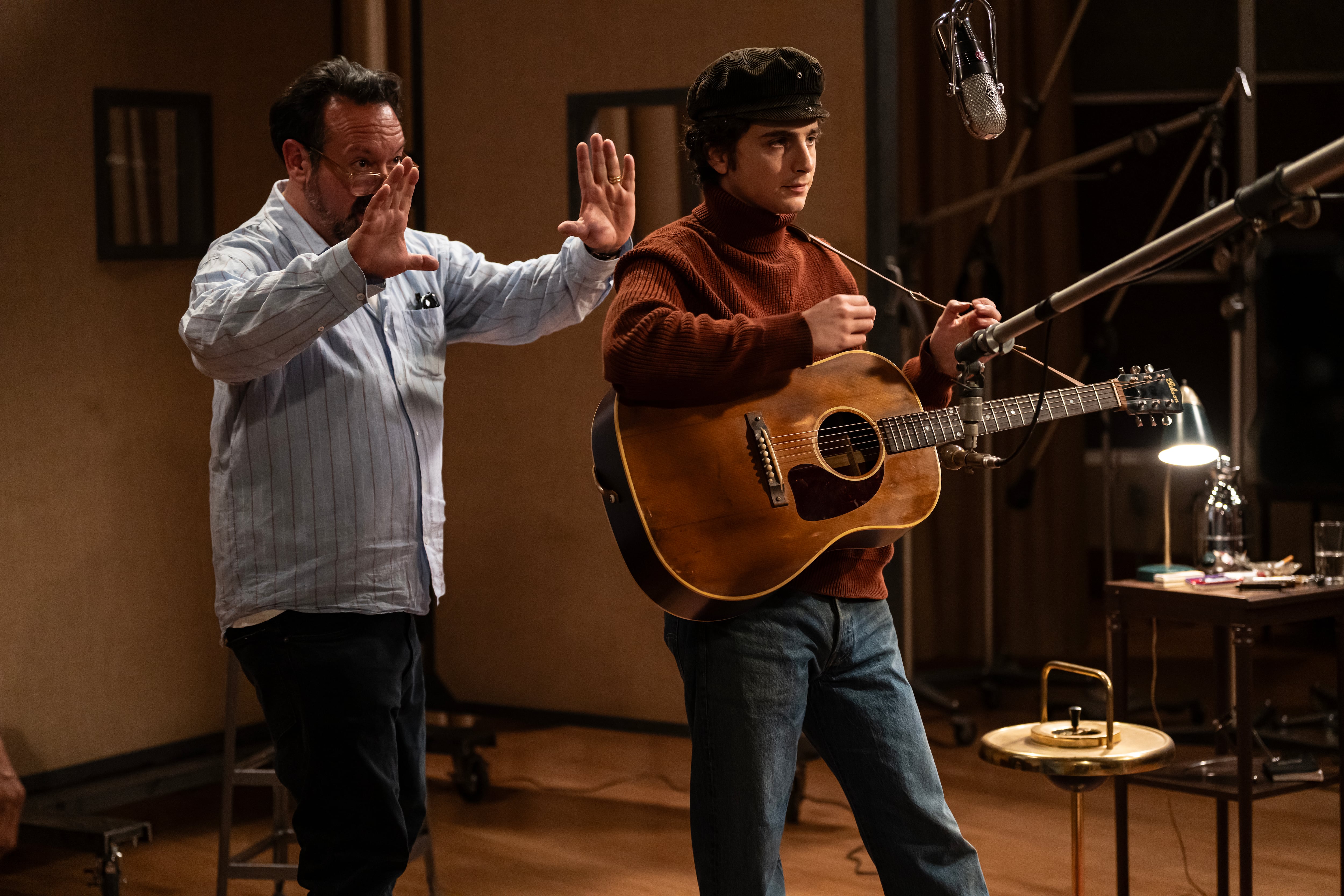 James Mangold y Timothée Chalamet en el rodaje de &#039;A Complete Unknown&#039;. / Macall Polay,  Searchlight Pictures.