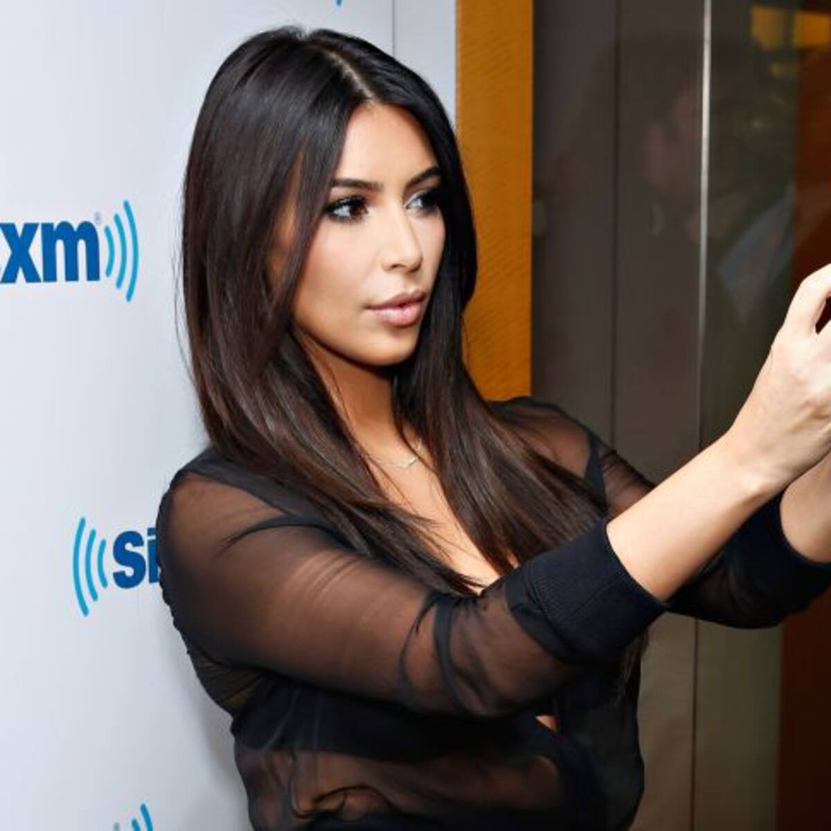 Esta es la suma que cobra Kim Kardashian para asistir una foto y tomarse selfies