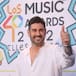 Melendi celebra sus 20 años de carrera y dedica una canción a sus fans