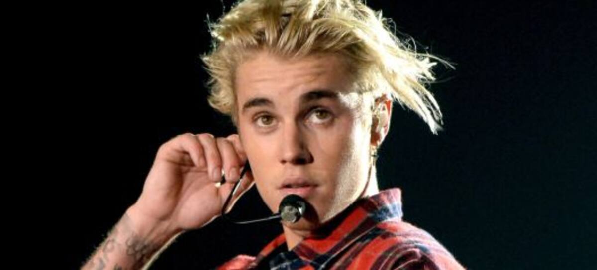A Justin Bieber se le escapó un estornudo!