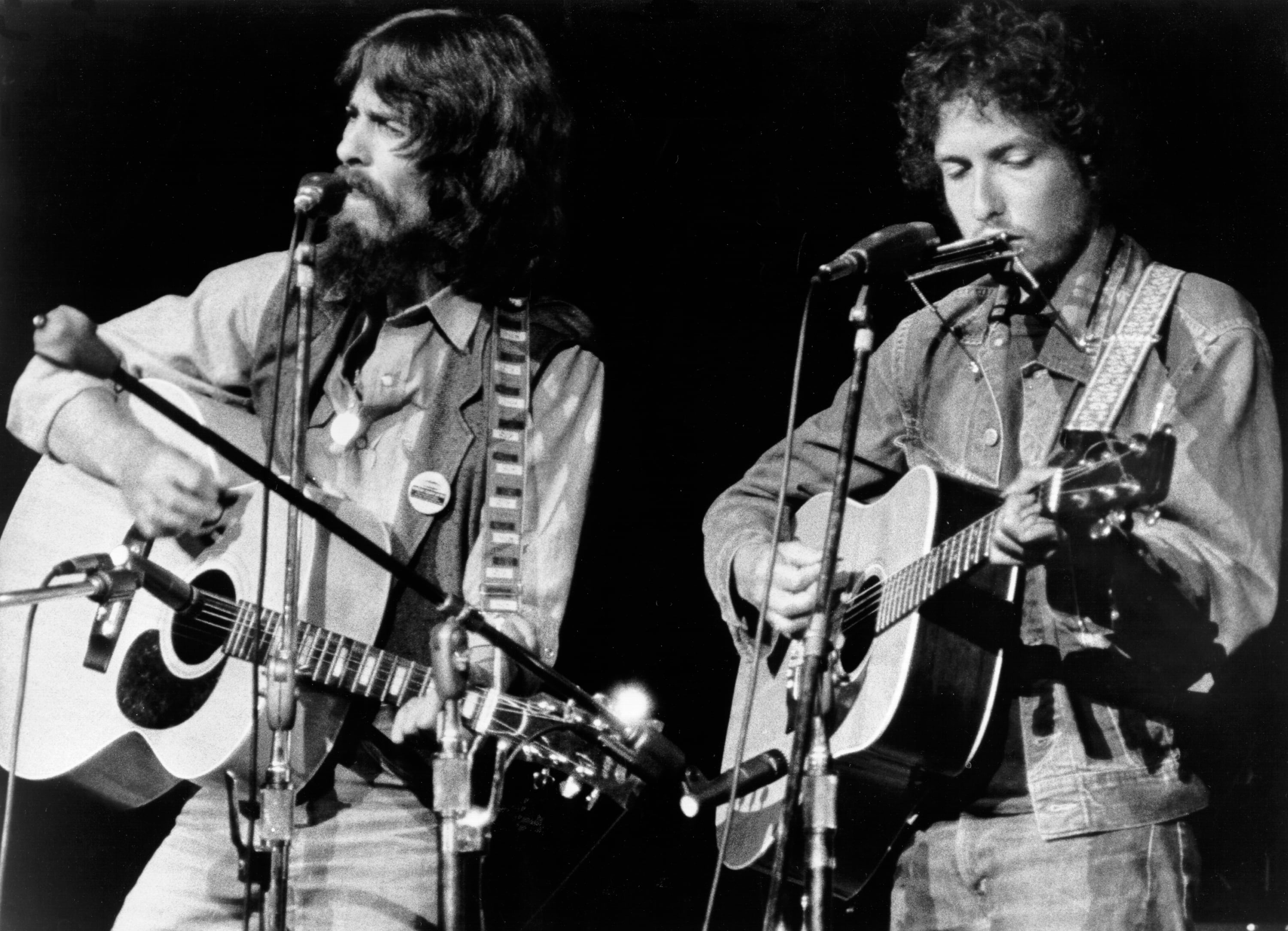 George Harrison y Bob Dylan actuando en el Madison Square Garden en 1971