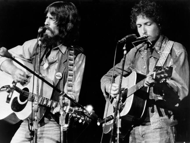 George Harrison y Bob Dylan actuando en el Madison Square Garden en 1971