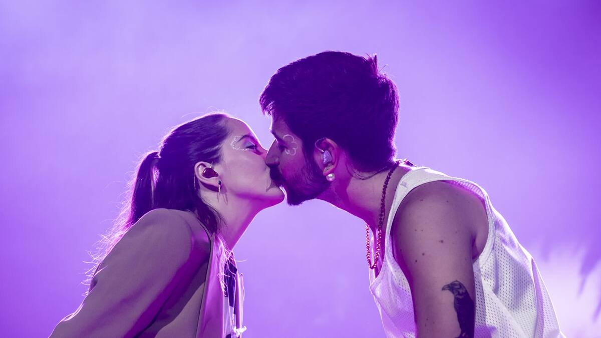 Evaluna comparte una imagen de su parto junto a Camilo y su madre