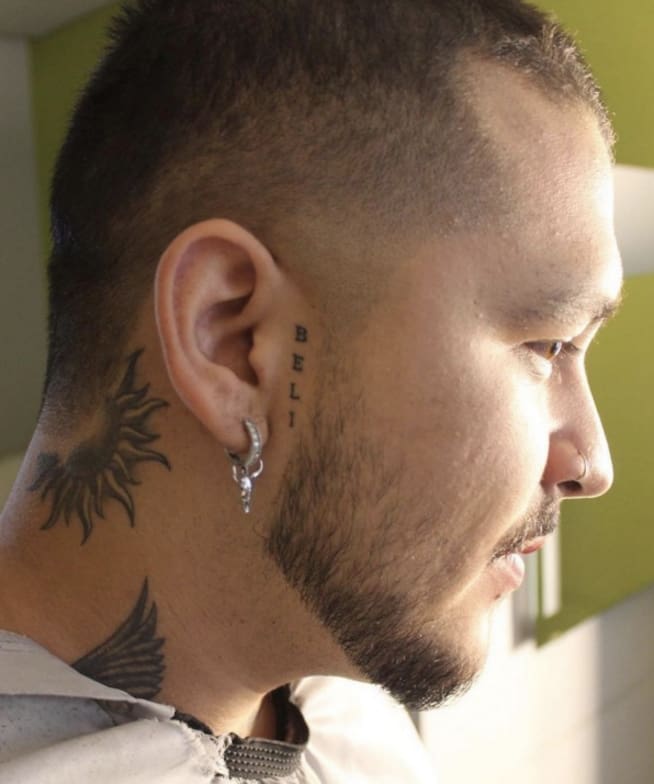 El tatuaje número 2, el nombre de Beli cerca de la oreja