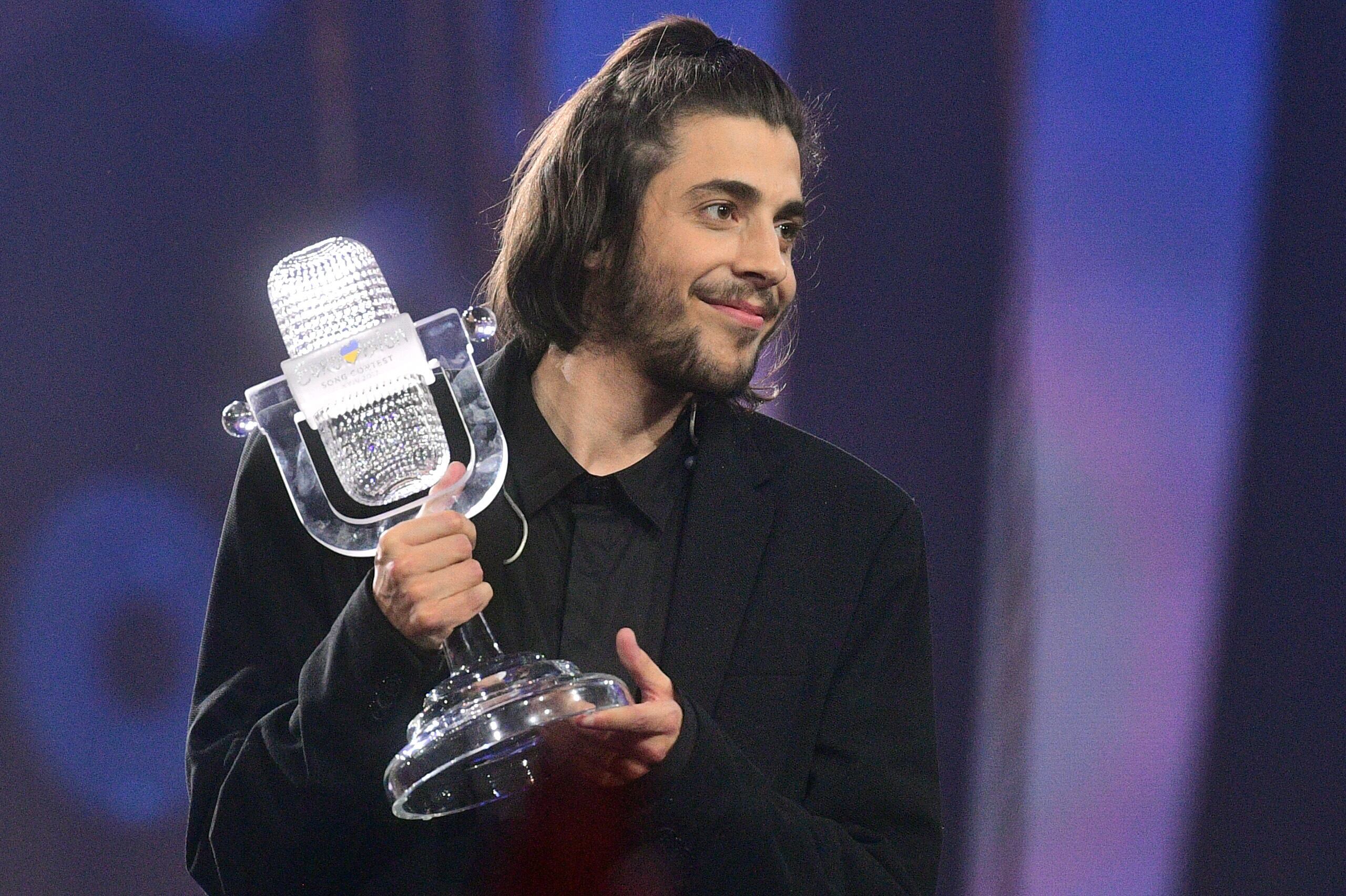 El ganador de la 62.ª edición del Festival de Eurovisión, Salvador Sobral, de Portugal, posa con su trofeo en la final de 2017.