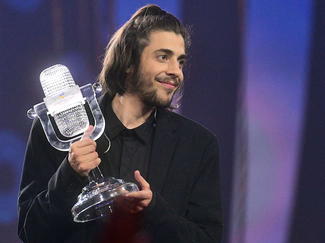 El ganador de la 62.ª edición del Festival de Eurovisión, Salvador Sobral, de Portugal, posa con su trofeo en la final de 2017.