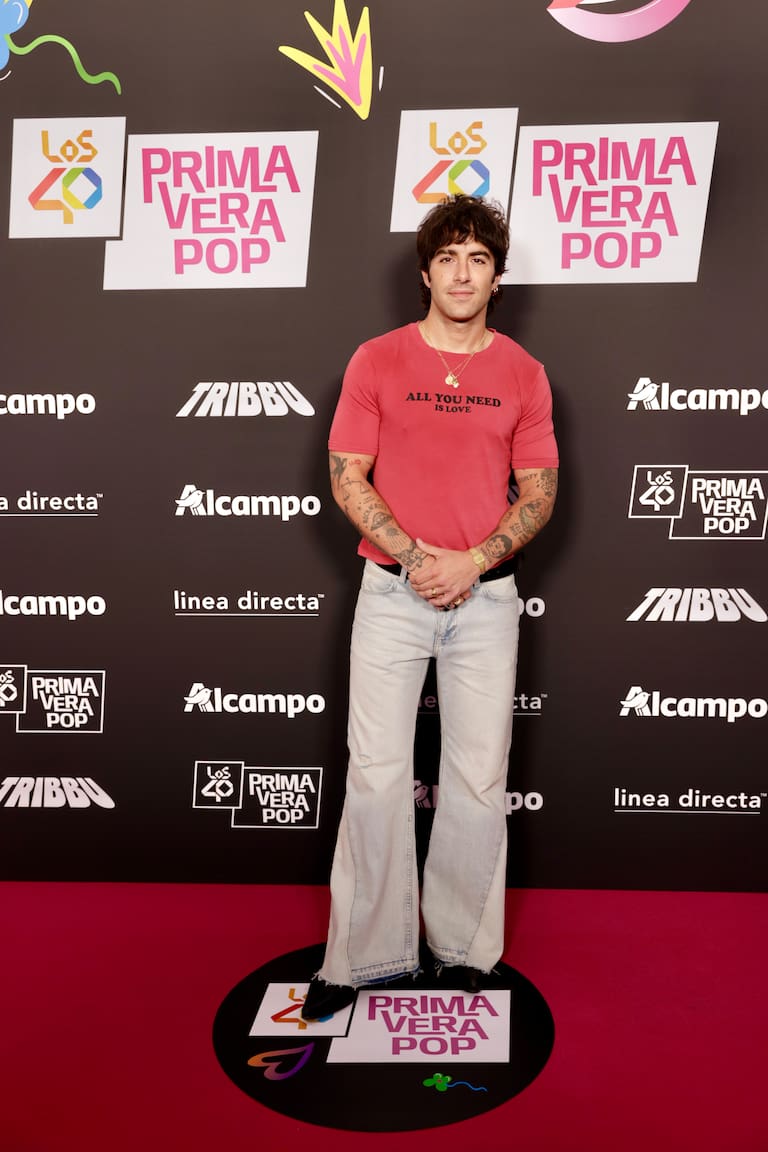 Álvaro de Luna lleva unos vaqueros de corte ochenteros con una camiseta con mensaje del color de la temporada.