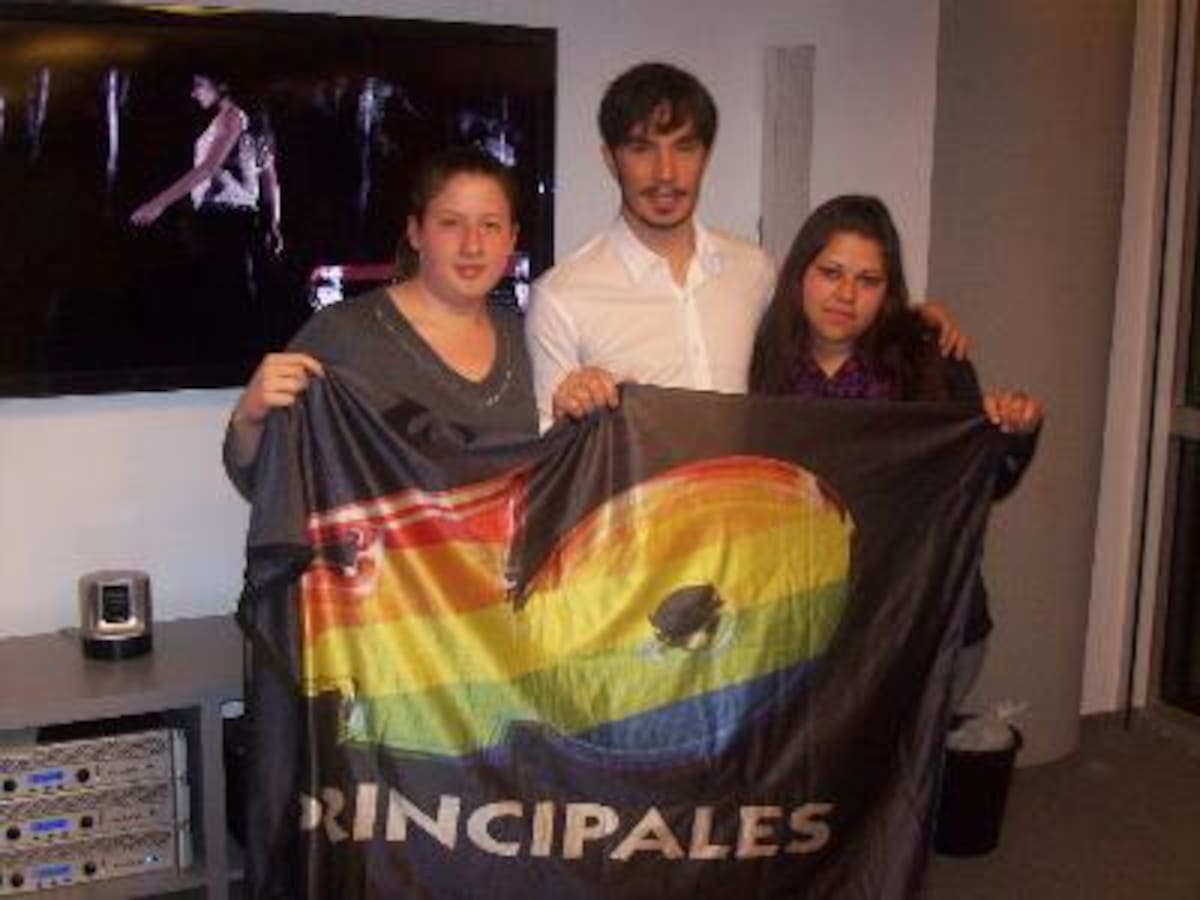 Emma presentó "amor loco" para los oyentes de 40 Principales