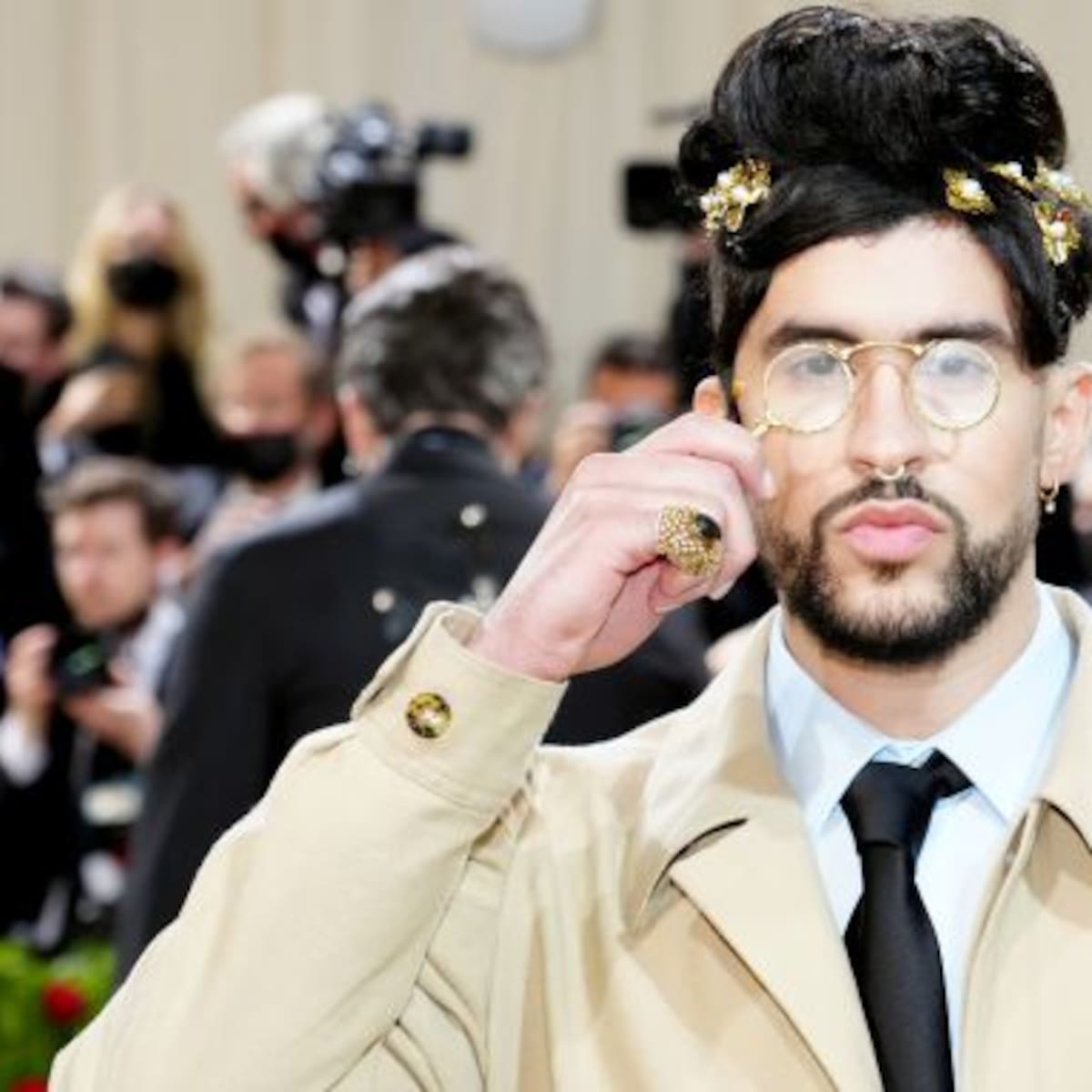 Los looks unisex, coloridos e impactantes con los que Bad Bunny soprende a sus fans
