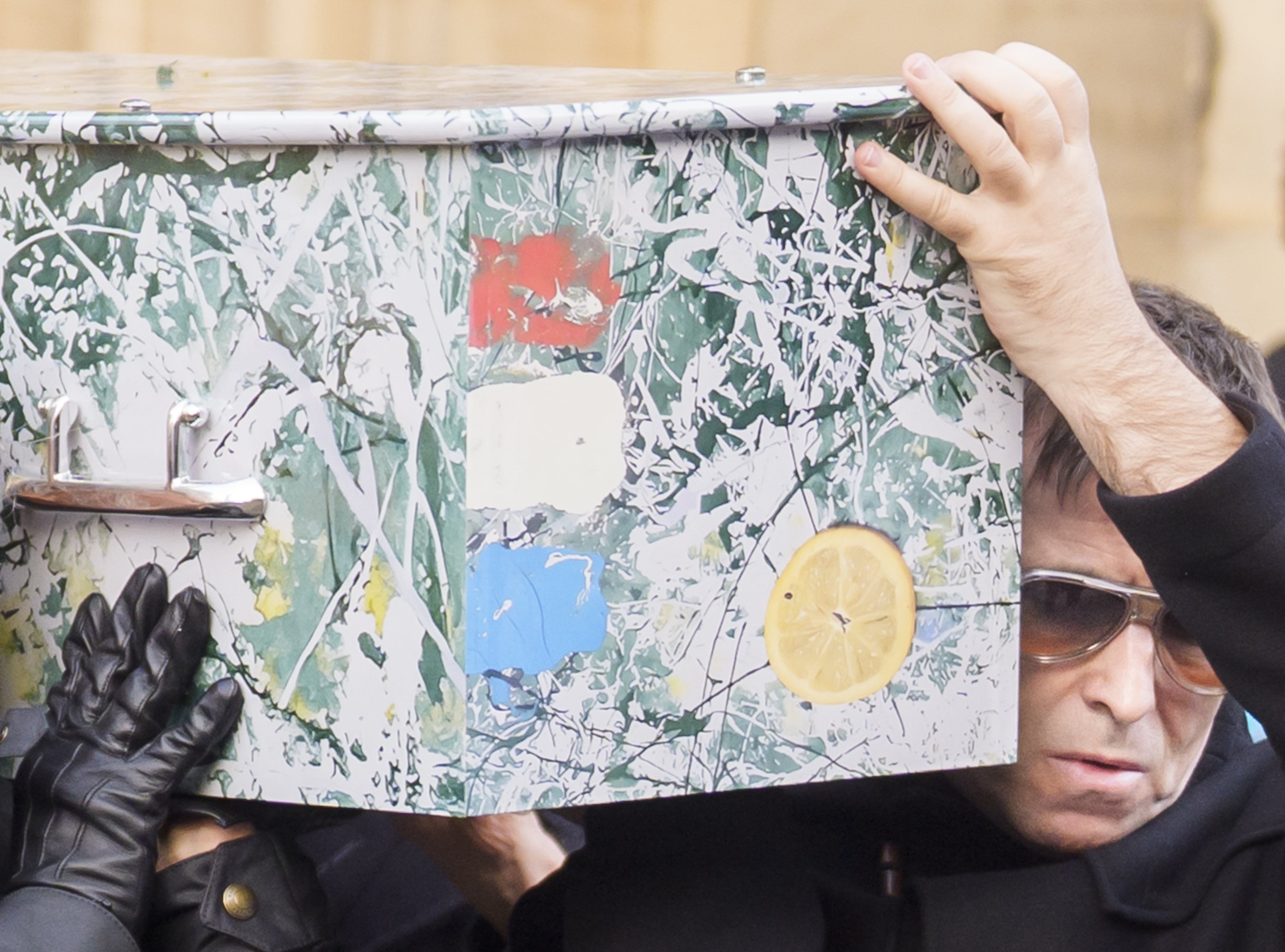 Liam Gallagher llevando el féretro de  Gary 'Mani' Mounfield.