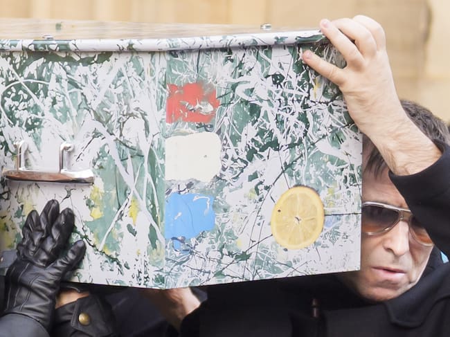 Liam Gallagher llevando el féretro de Gary 'Mani' Mounfield.