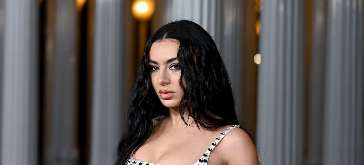 Charli XCX en la gala LACMA Art+Film del Museo de Arte del condado de Los Ángeles en 2024